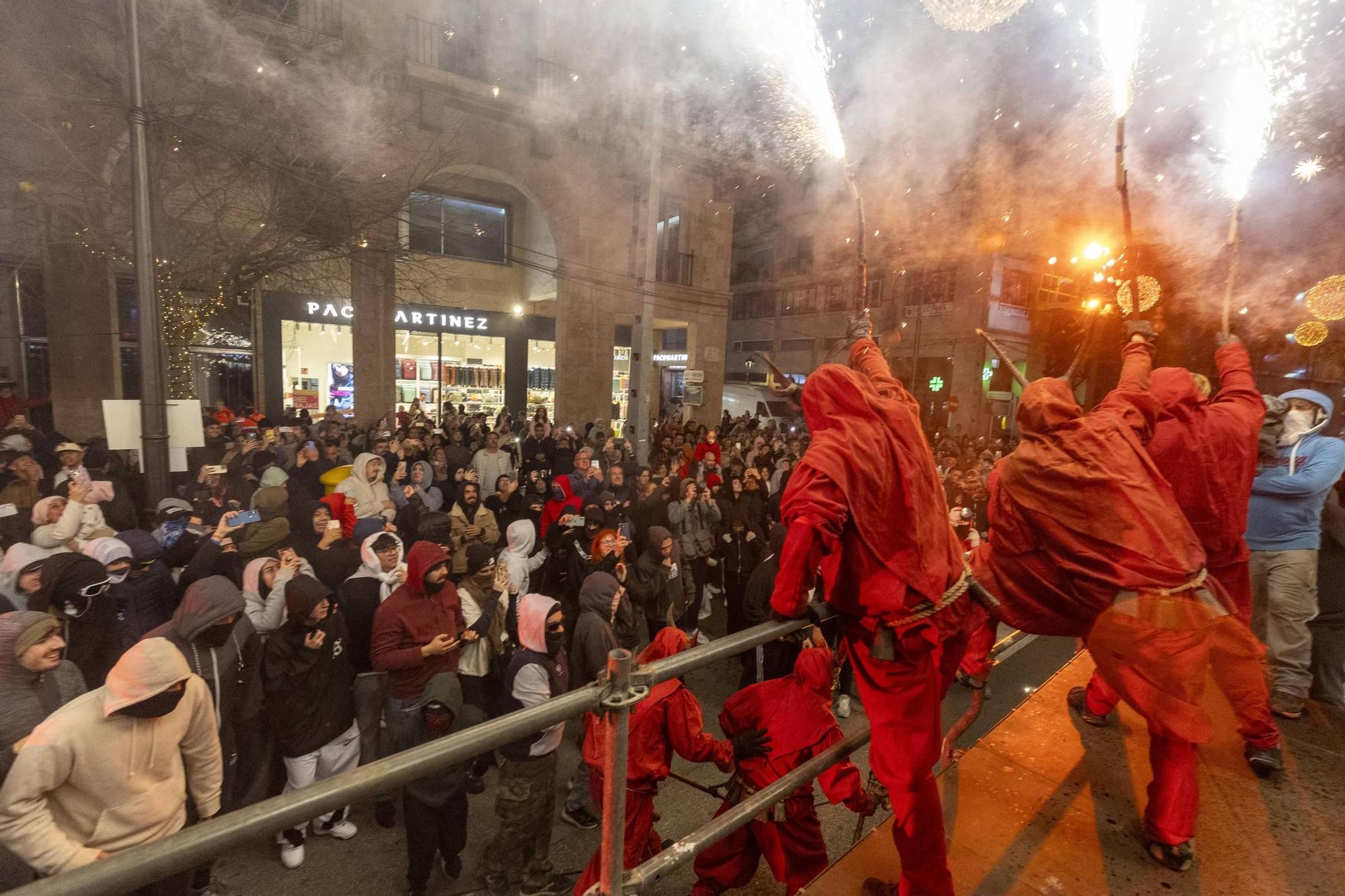 FOTOS | Palma dice adiós a las fiestas de Sant Sebastià con un Correfoc que sigue encandilando