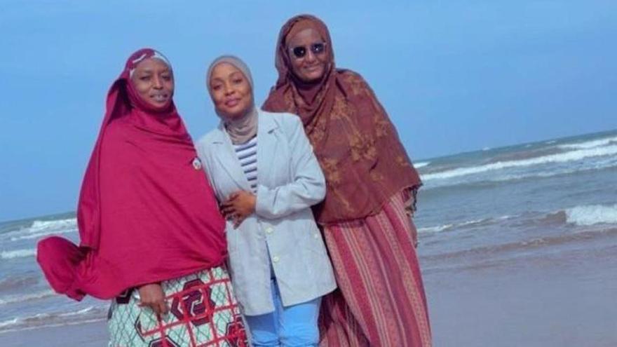 Mujeres que miran al mar