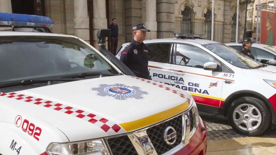 Coches policiales en la plaza del Ayuntamiento.