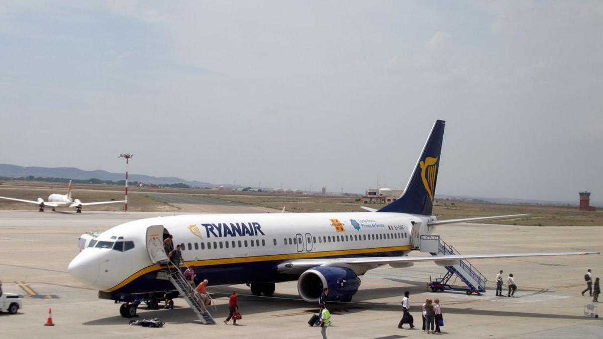 Un avión de la compañía Ryanair en el aeropuerto de Zaragoza.