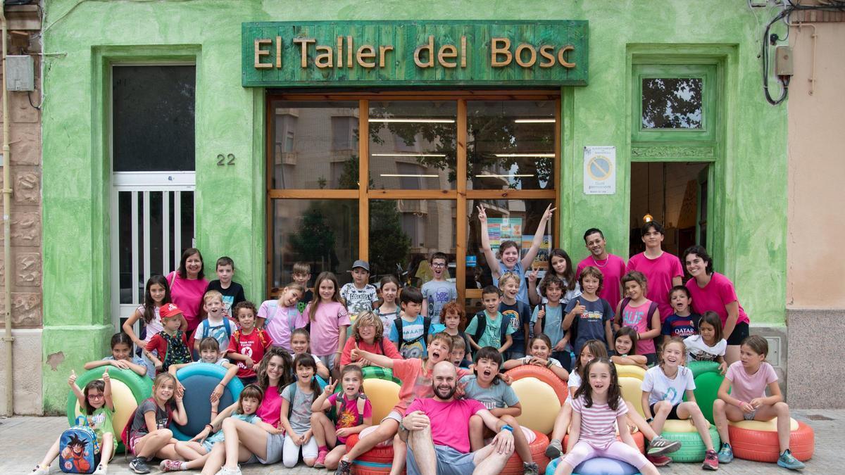 Infants i monitors al local del Taller del Bosc, al carrer Abat Oliba de Manresa