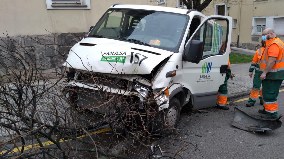 El vehículo de Emulsa, destrozado tras chocar contra un árbol.