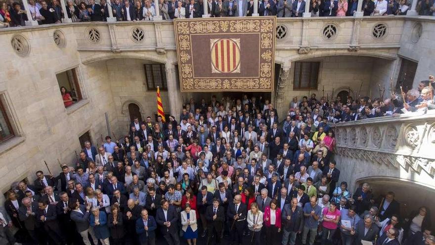 Los alcaldes proconsulta, con los miembros del Govern y la presidenta del Parlament, Carme Forcadell, en el Palau de la Generalitat. // Efe