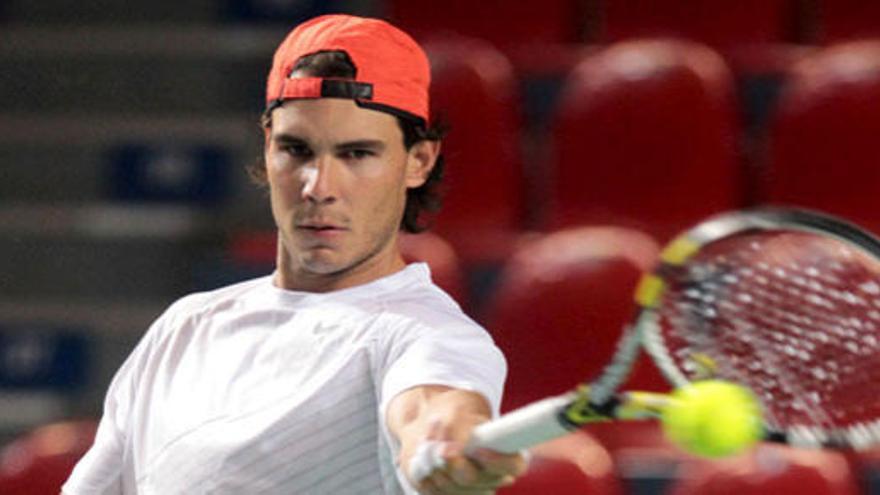 Nadal golpea una bola durante el entrenamiento de la selección de la Copa Davis en Charleroi, Bélgica.