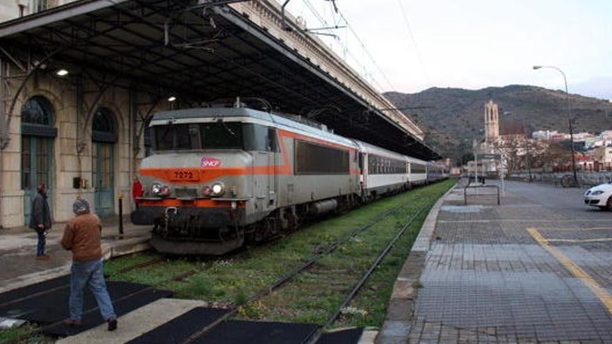 L&#039;últim tren nocturn en la seva arribada a Portbou el desembre de 2016