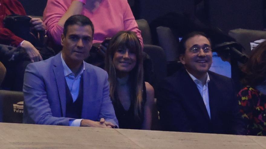 Pedro Sánchez acompaña a Serrat en su concierto de despedida en Barcelona