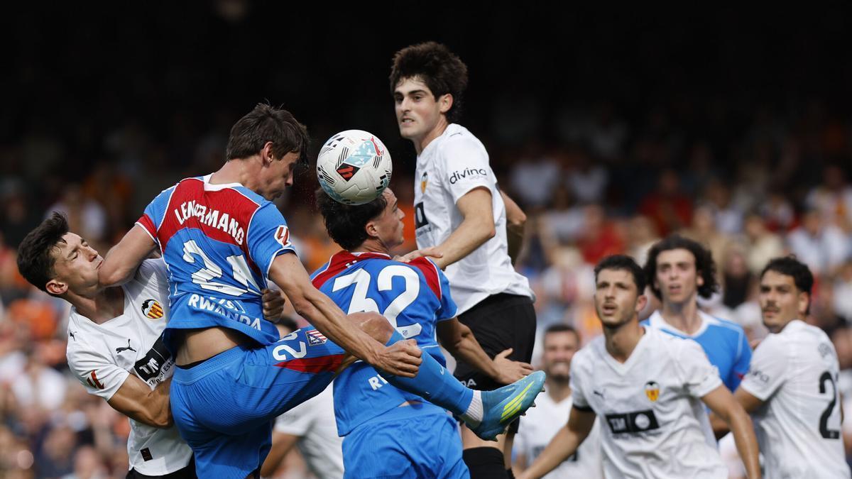VALENCIA, 02/05/2026.- El jugador del Valencia José Luis García y el jugador del Atlético de Madrid Robin Le Normand, durante el partido de la jornada 34 de LaLiga EA Sports entre el Valencia y el Atlético de Madrid, este sábado en el estadio de Mestalla.-EFE/ Biel Aliño