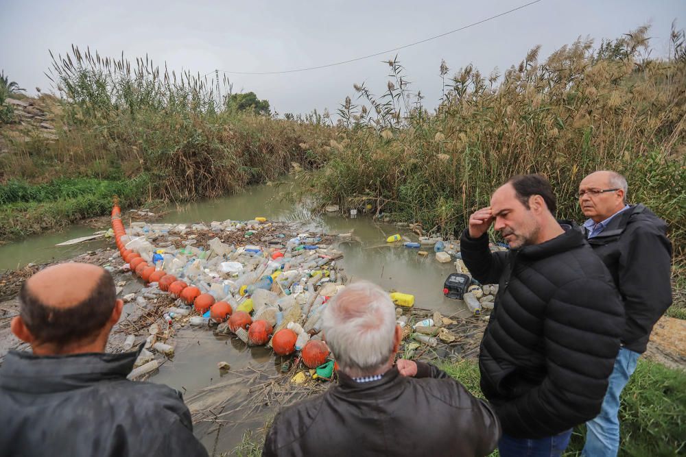 La Conselleria de Medio Ambiente y la CHS impulsan medidas para evitar la contaminación del Segura en la Vega Baja por sólidos flotantes.