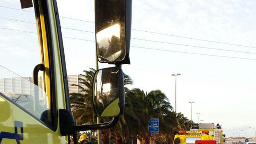 Dos heridos y grandes colas por un vuelco frente al Aeropuerto de Gran Canaria