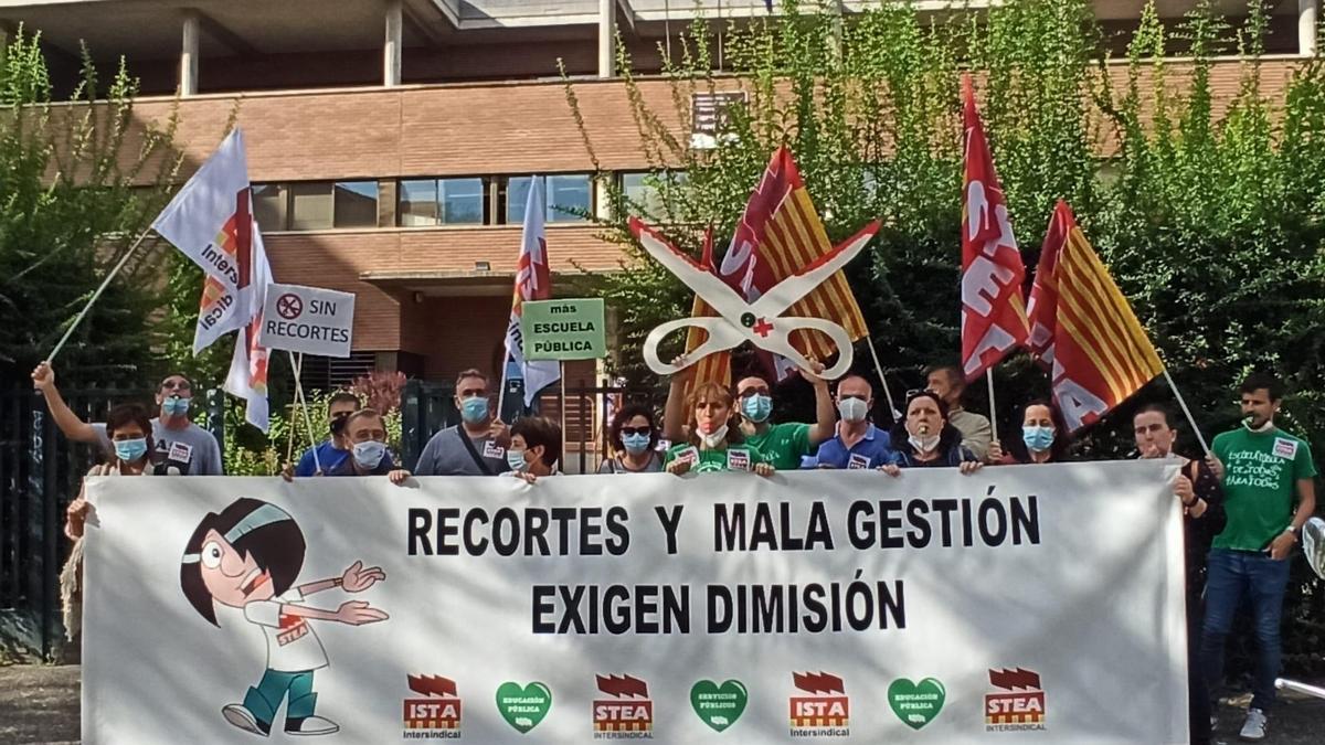 Protesta de STEA, esta mañana, ante el Servicio Provincial de Educación de Zaragoza.
