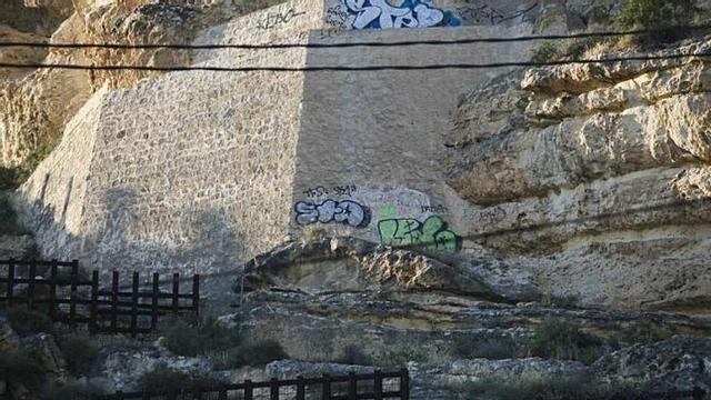 Las pintadas se encuentran en un contrafuerte a las faldas del Benacantil.