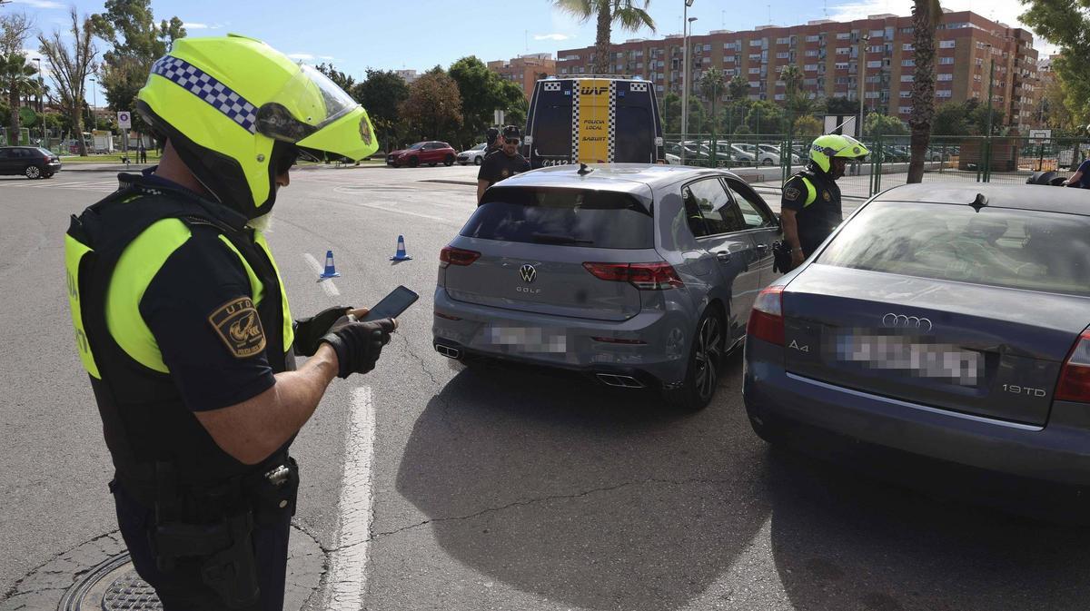 El Policía Local de Sagunt en un control de tráfico.