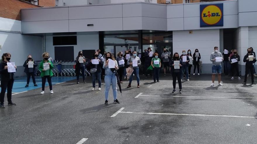 Los trabajadores de un supermercado de Langreo protestan por las medidas de seguridad