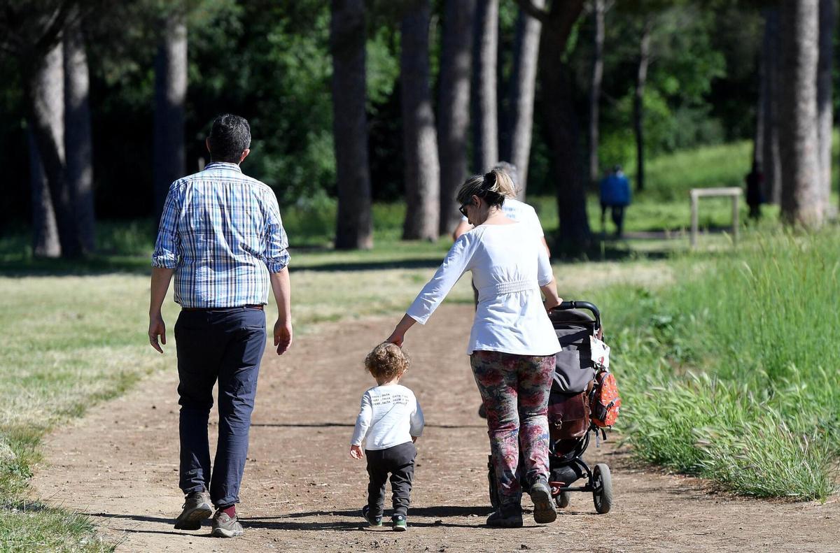 Una familia pasea por el parque.