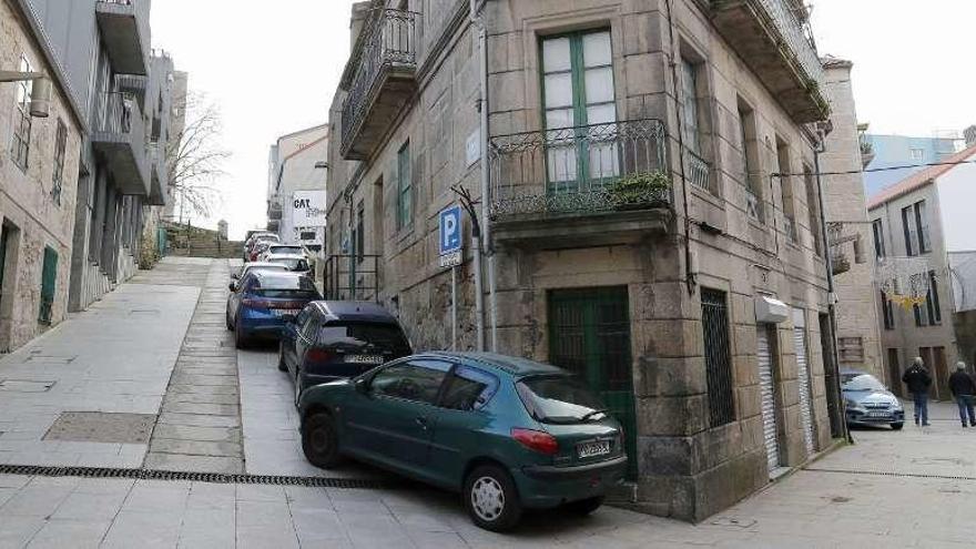 Un vehículo mal estacionado en la Subida ó Castelo. // José Lores