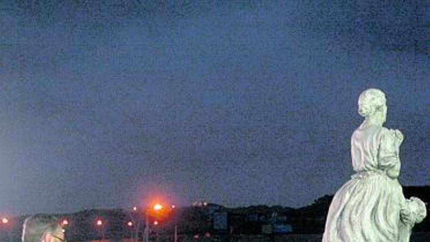 El poeta Humberto Gonzali lee el pregón al alba desde la lonja del puerto.