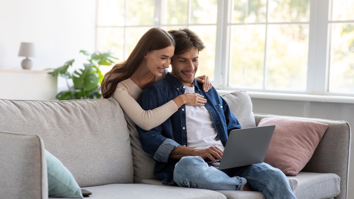 Pareja mirando sus finanzas- Shutterstock