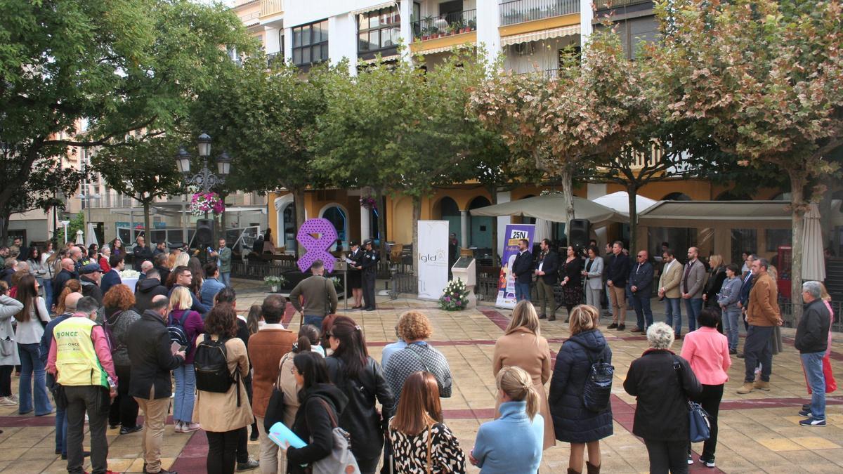 Una agente del Cuerpo Nacional de Policía y una Policía Local, fueron las encargadas de leer el manifiesto del 25-N ante decenas de lorquinos que acudían al acto, por la mañana.