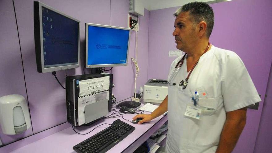 Manuel Vázquez, junto a las pantallas de ordenador a través de las cuales se establece conexión con los neurólogos vasculares. // Iñaki Abella