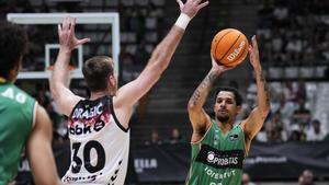 Kassius Robertson, líder de la victoria de la Penya ante Baskonia