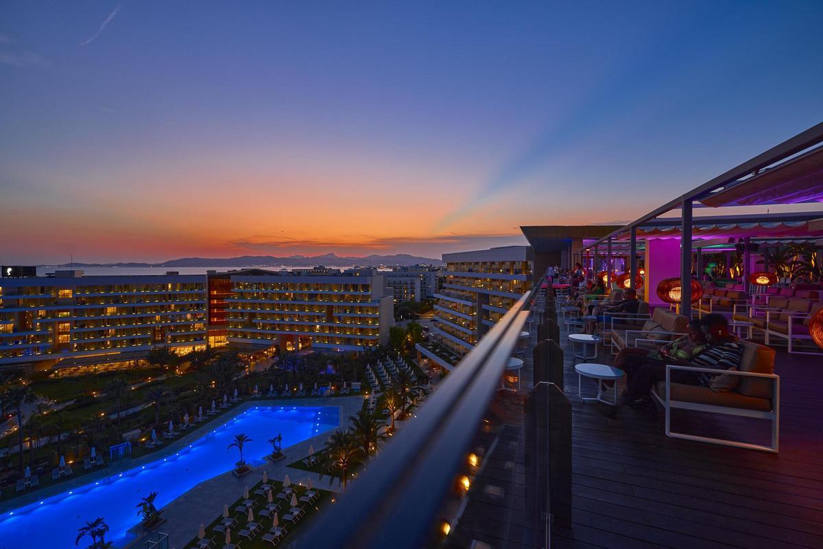 El rooftop transforma la noche palmesana con música, cocktails y una atmósfera exclusiva.