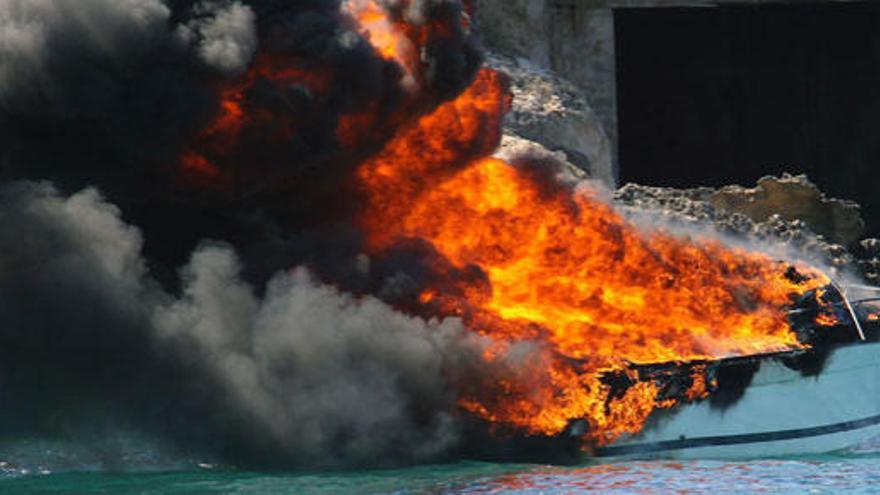 Imagen de la barca incendiada en Camp de Mar