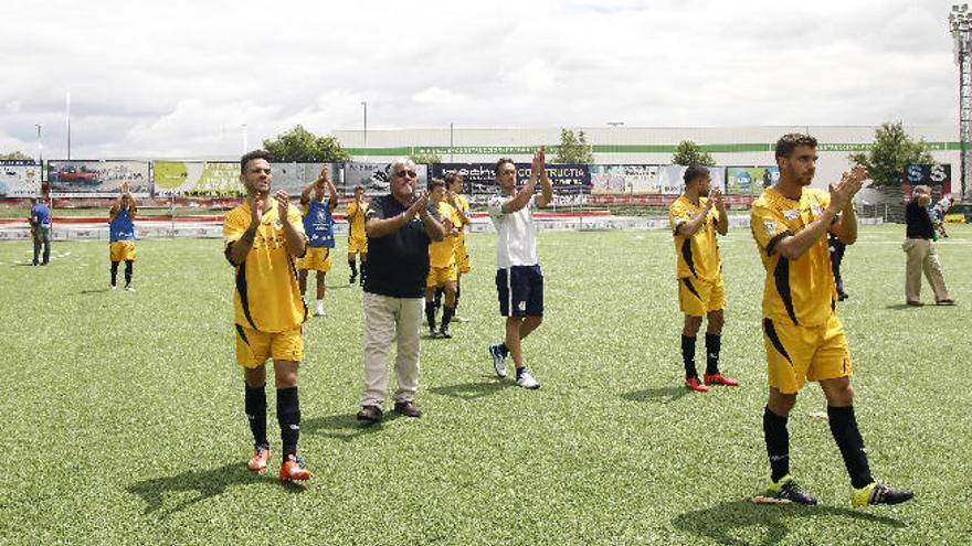 Los jugadores del Villa Santa Brígida, abatidos por no lograr el ascenso, saludan a sus seguidores en el campo del San Sebastián de los Reyes