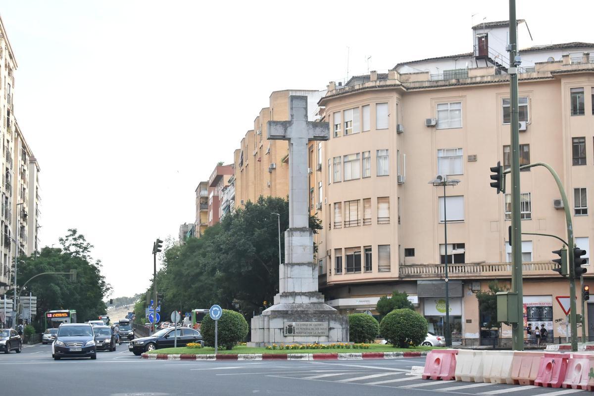 Galería | Decenas de personas rezan un rosario por la Cruz de los Caídos en Cáceres