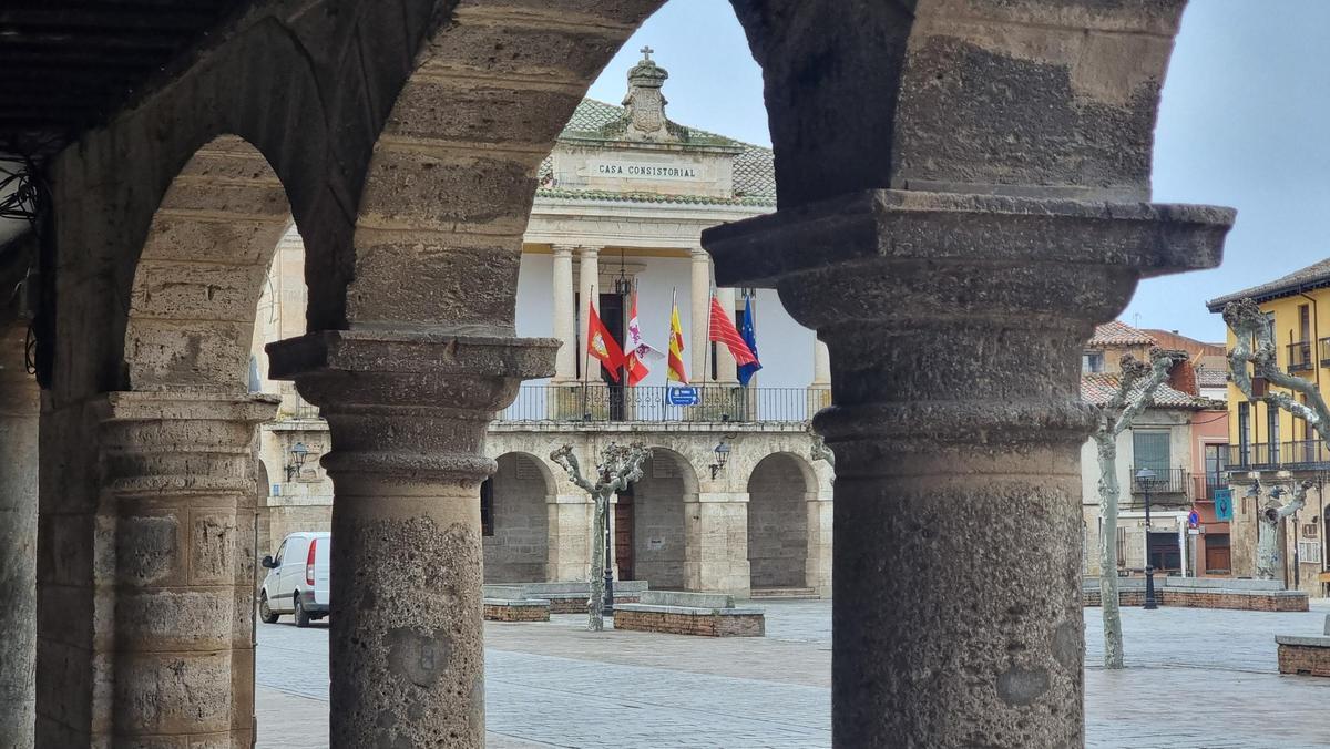 El Ayuntamiento de Toro, tras los arcos.