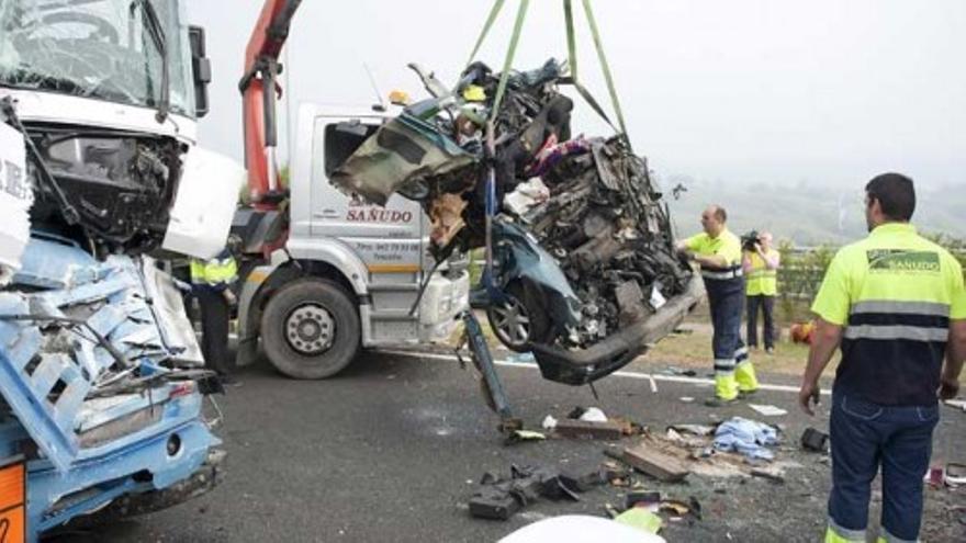 Mueren dos personas en un choque en cadena en la A-8