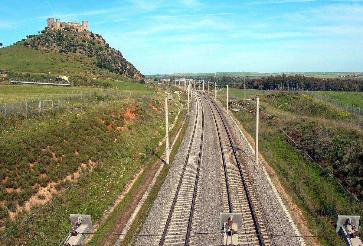 Las vías del AVE, junto a las que se sitúa el Castillo de Almodóvar del Río (Córdoba).