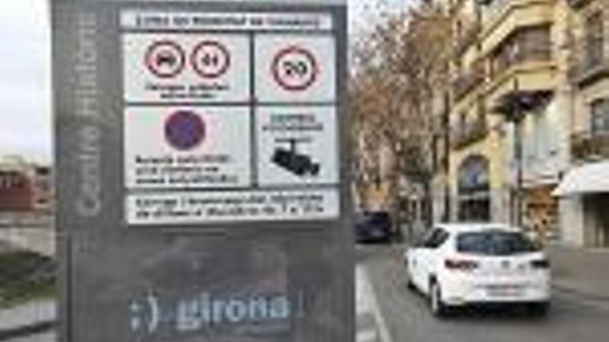 El punt de control d&#039;accés de vehicles al Barri Vell, en un lateral de la plaça Catalunya.