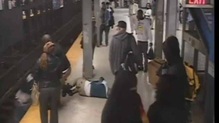 Rescatan a un hombre tras caer a las vías del metro en Filadelfia