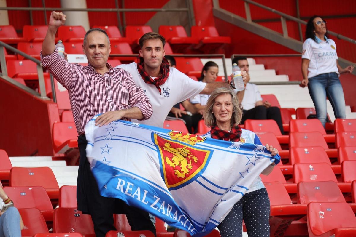 Guillermo Nazar, junto a su familia, en el partido del Real Zaragoza en Almería.