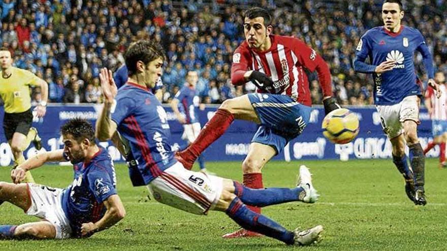 Carlos Castro durante el partido del Sporting de la pasada temporada ante el Oviedo. l