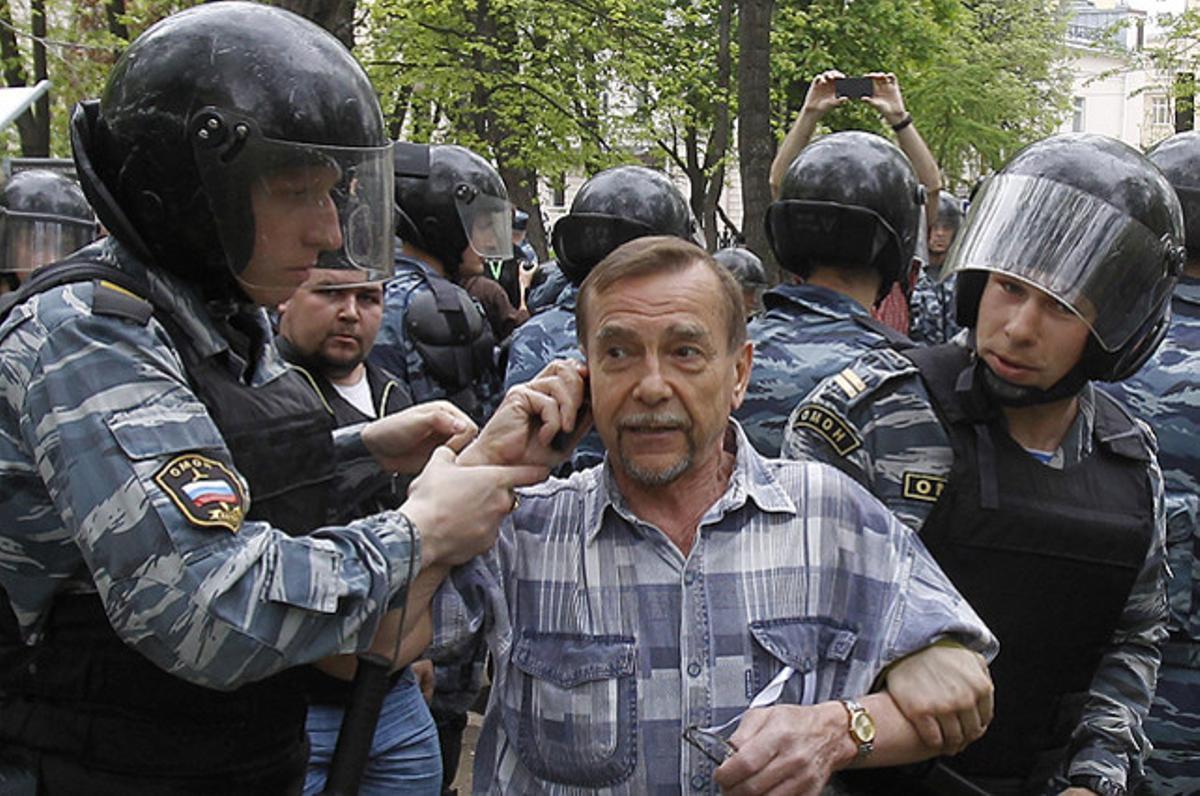 Agents de la policia antiavalots detenen l’activista de drets humans Lev Ponomariov, durant una manifestació a Moscou contra el nomenament de Vladímir Putin com a president.