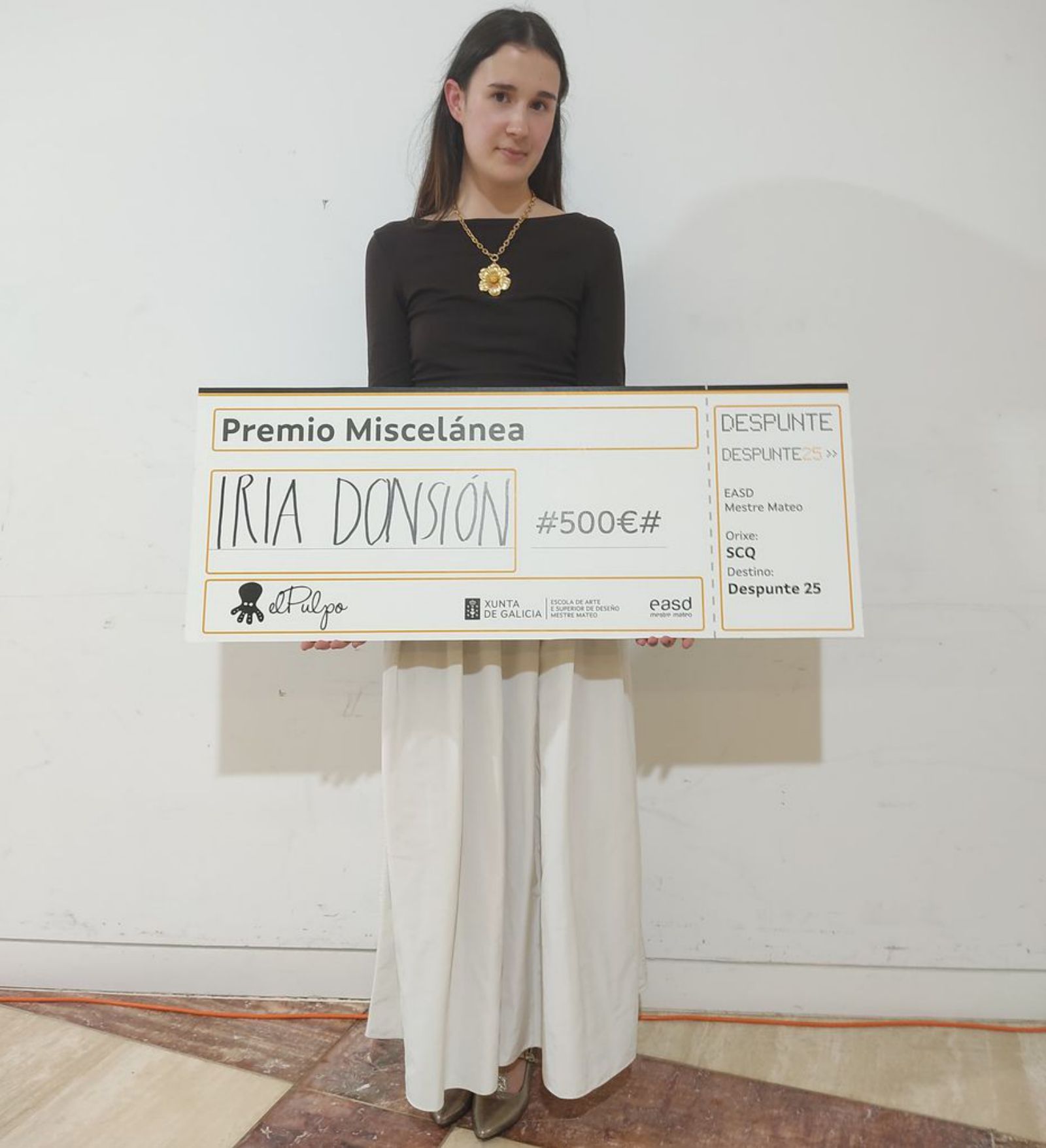 Iria Donsión posa con el diploma que recibió en la gala.