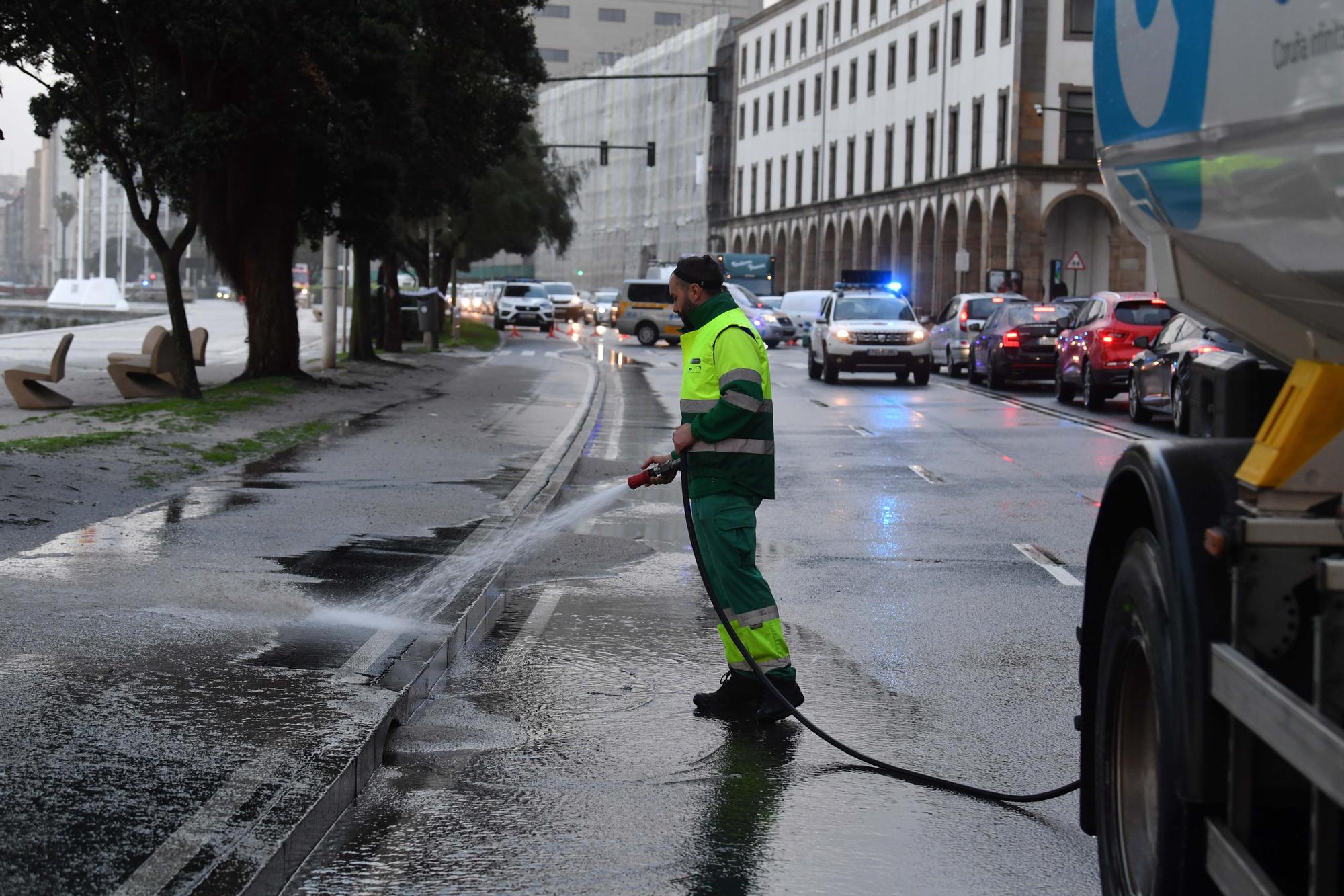 El temporal lleva el agua al paseo y obliga a cortar el tráfico