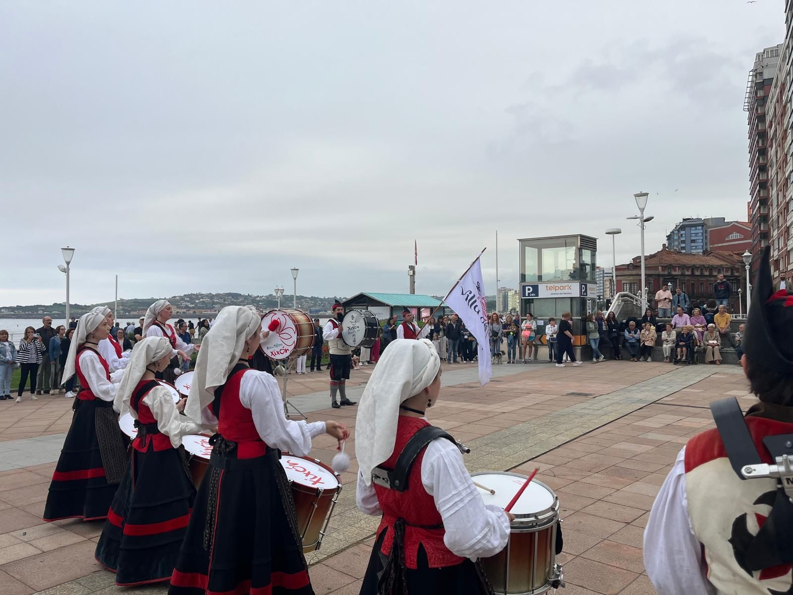 La Fiesta de la Música llena de gaitas y folklore las calles de Gijón (en imágenes)