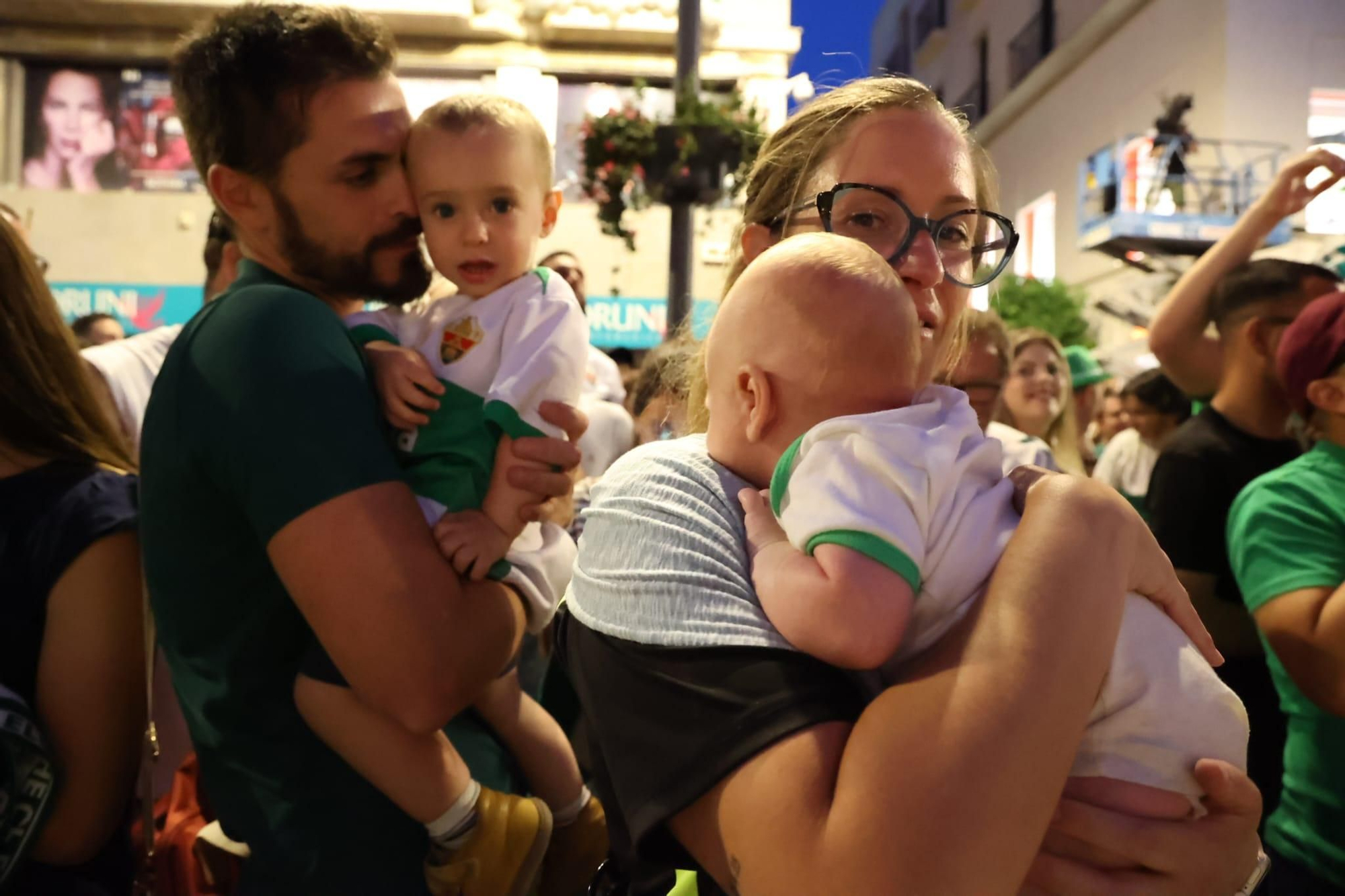 El Elche CF celebra el ascenso a Primera con una rúa en autobús hasta la Plaça de Baix