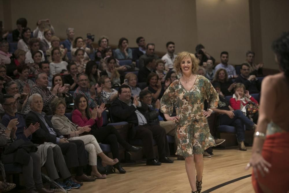 Desfile en el Auditorio de mujeres afectadas por cáncer de mama