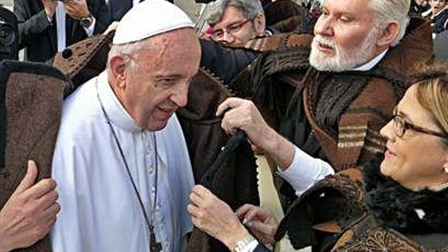 El papa recibe la capa de manos de Mayte Martín Pozo y Félix Marbán en la plaza de San Pedro.