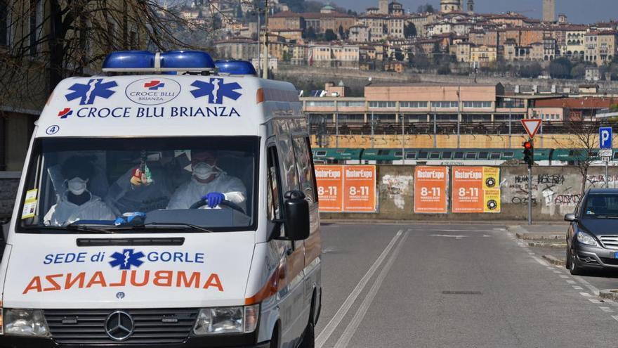 Una ambulancia por las calles de Bergamo.