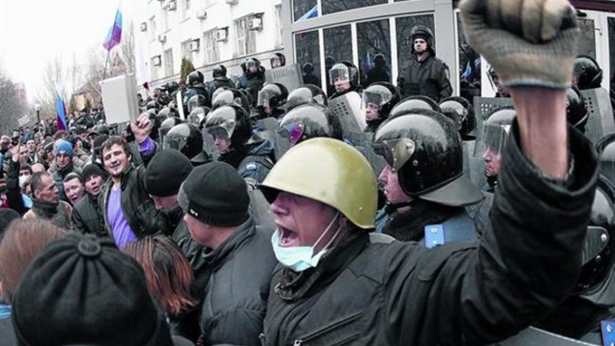 Activistas prorrusos, ayer, en el asalto a la oficina de la Fiscalía de Donetsk.