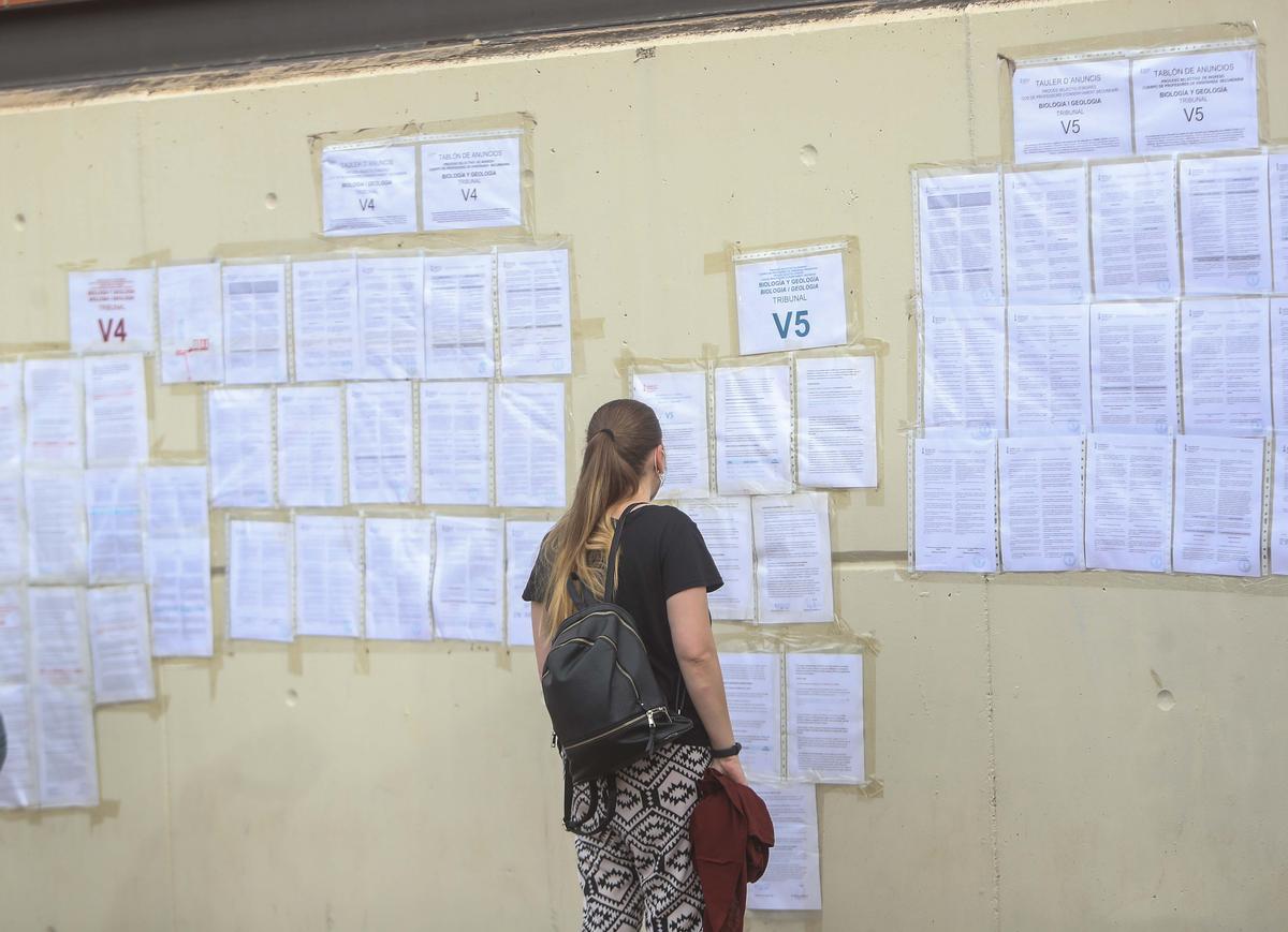Una opositora consulta la documentación, en una convocatoria pasada.