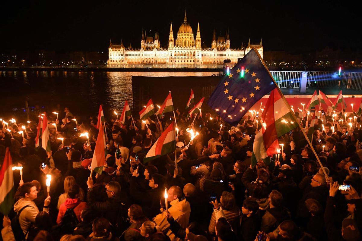Seguidores de Magyar celebran junto al Danubio la victoria en las urnas, este domingo en Budapest.