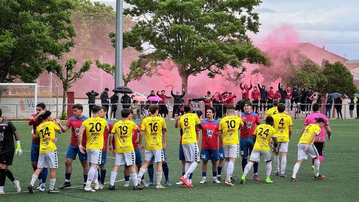 Los jugadores del Calamocha y del Cariñena se saludan sobre el césped.