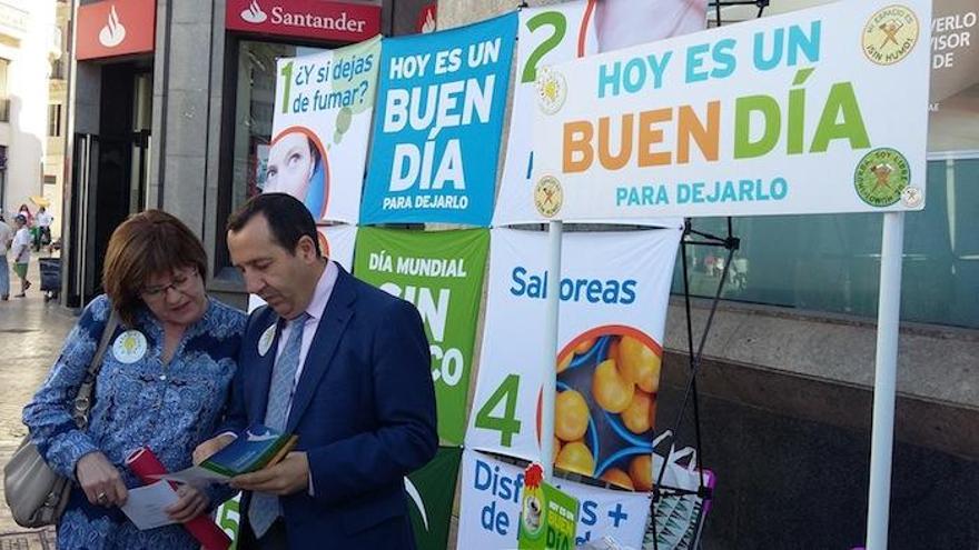 González y Ruiz Espejo, en la mesa informativa situada en la calle Larios.