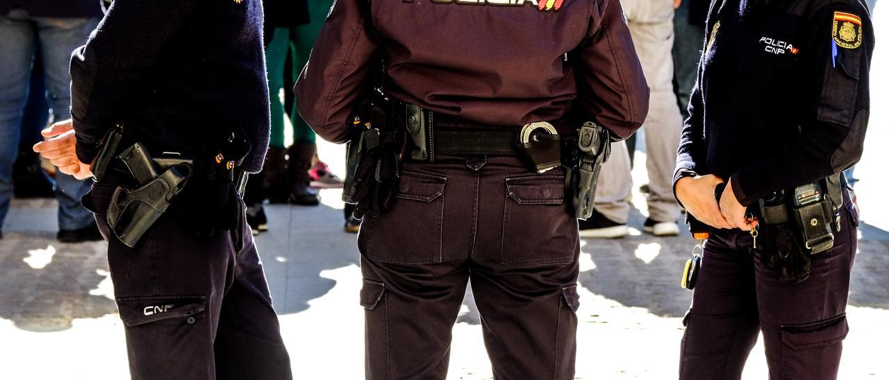 Agentes de la Policía Local y de la Policía Nacional de Elda-Petrer en una operación conjunta.