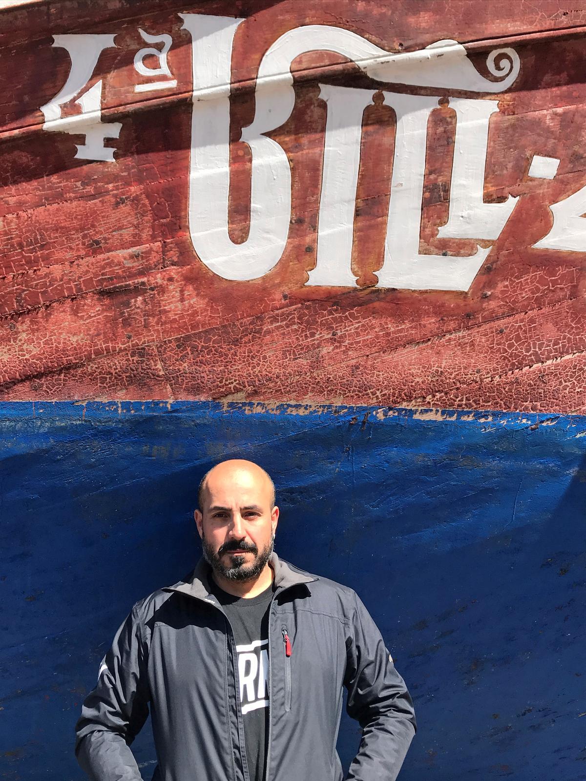 Lino Prieto ante un folio tradicional de O Grove